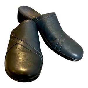 Clarks 7M 26067661 Navy Blue Leather Round Toe Slip On Clog Shoes 1.5” Heel